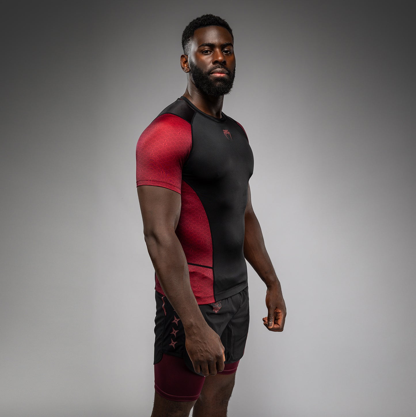 Venum x Assassin’s Creed Shadows Herren Kurzarm Rashguard - Burgunder/Schwarz