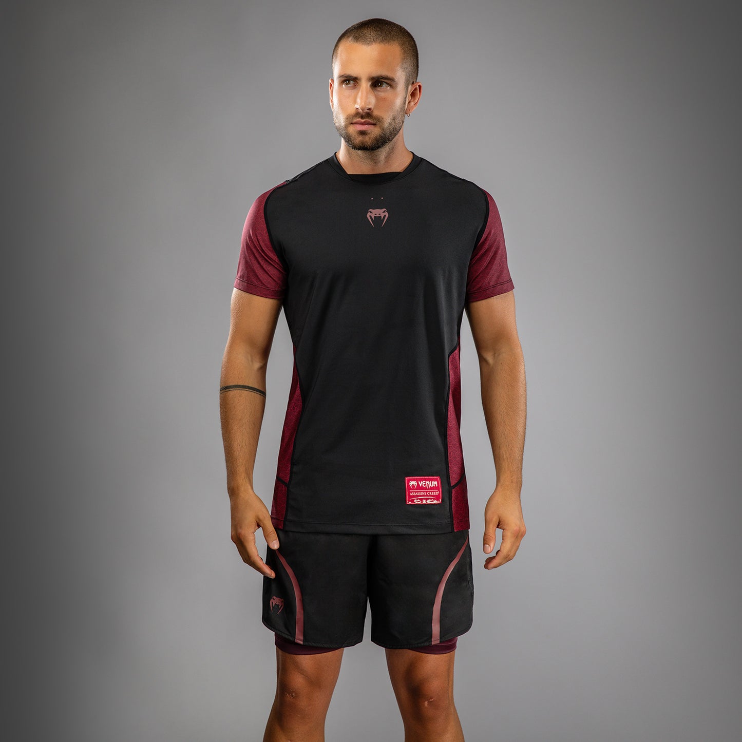 Venum x Assassin’s Creed Shadows Herren Dry-Tech T-Shirt - Burgunder/Schwarz