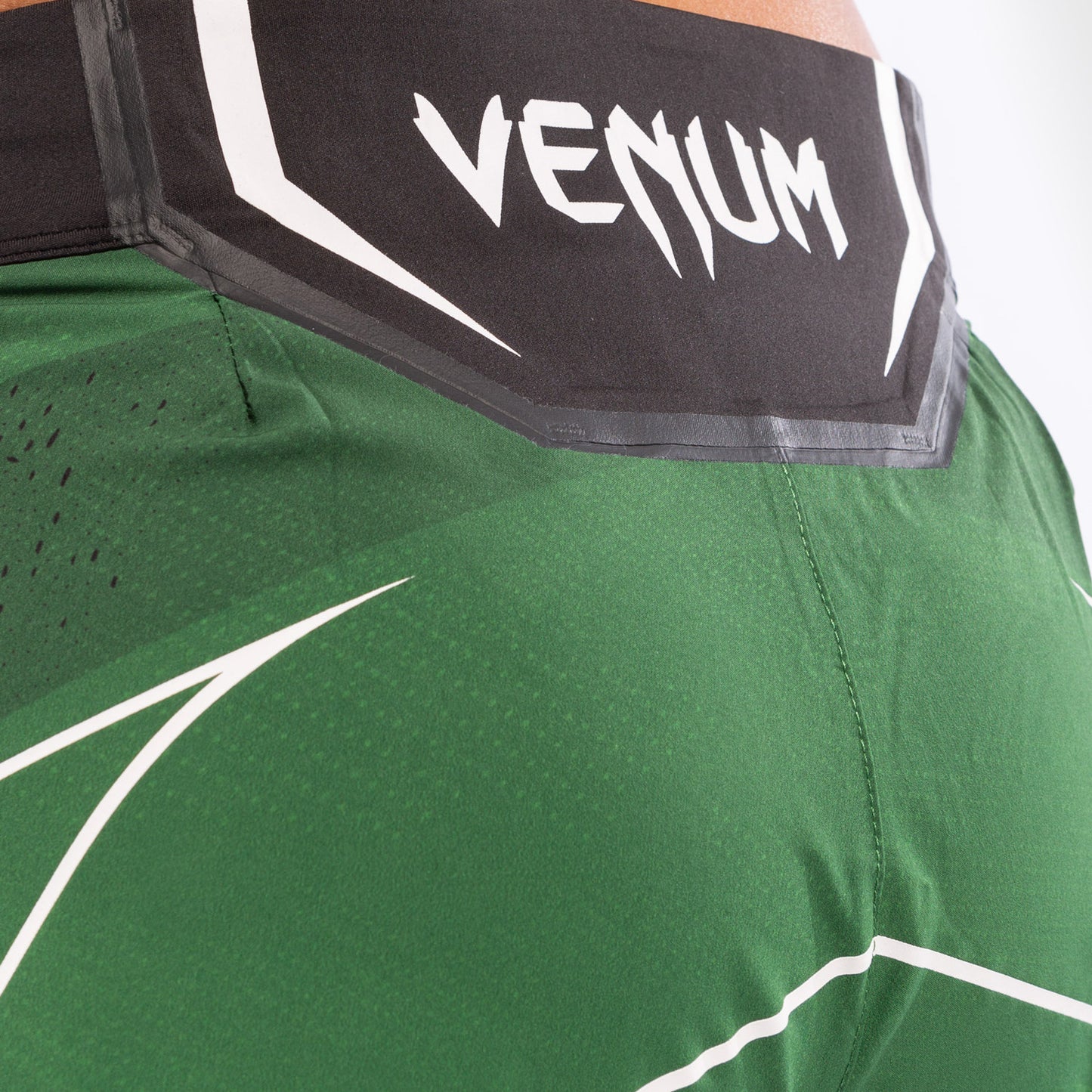 UFC Venum Authentic Fight Night Damen Shorts - Short Fit - Grün