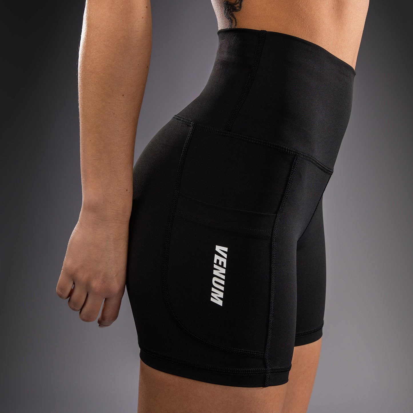 Venum Essential Kompressionsshorts - Schwarz