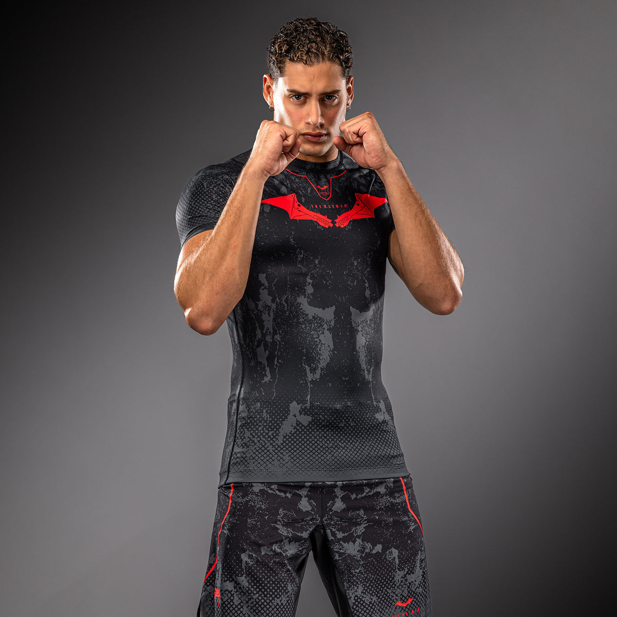 Venum x Batman Kurzarm-Rashguard - Schwarz/Grau/Rot