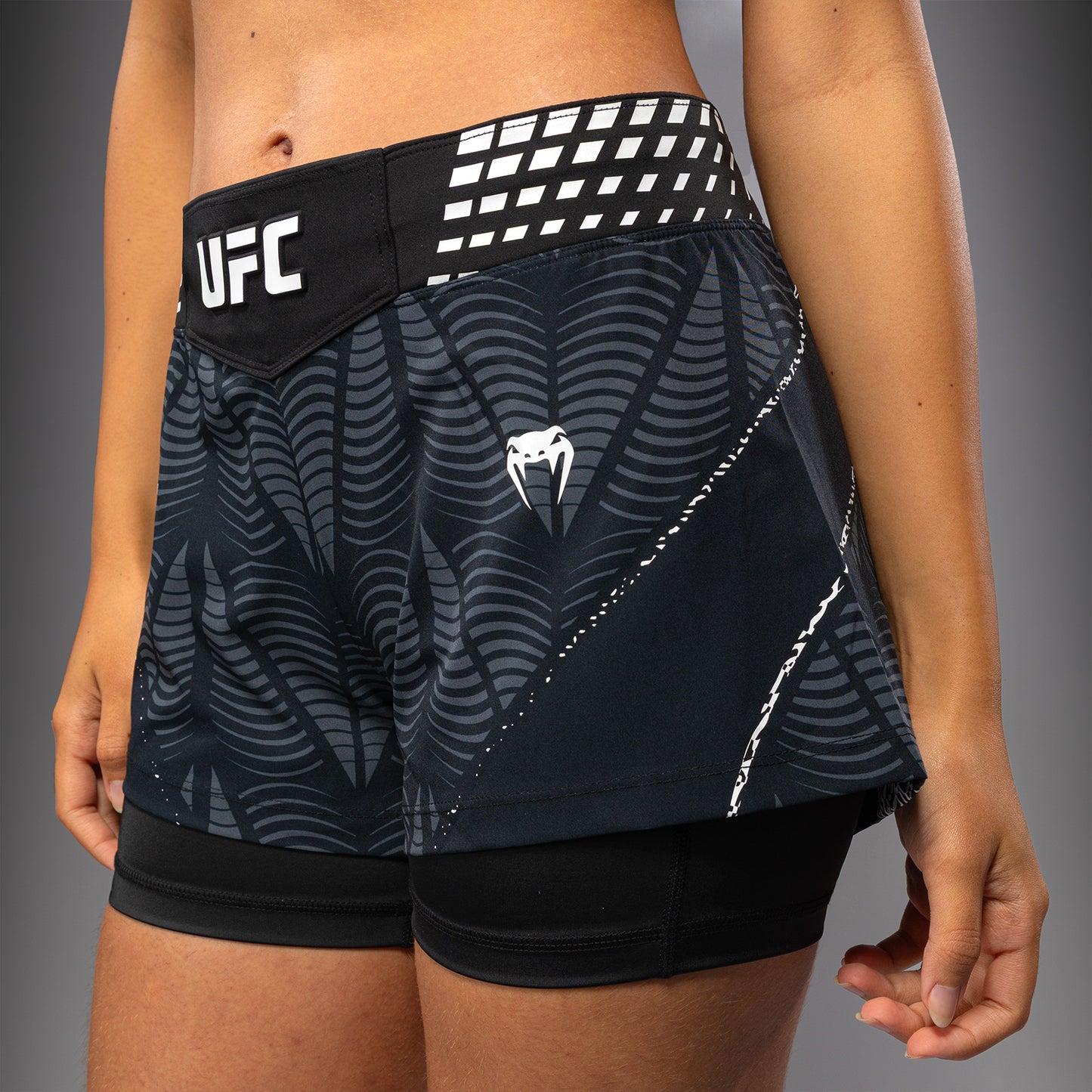 UFC Zenith by Venum Authentic Fight Night Kurze Passform Fight Short Damen - Schwarz