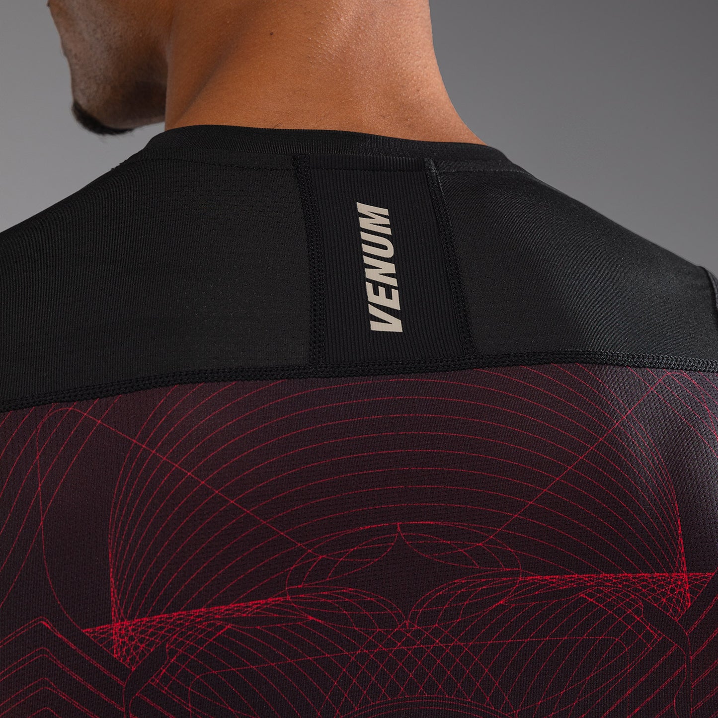 Venum G-Fit Air Herren Kurzarm Rashguard - Tiefschwarz/Feuerrot