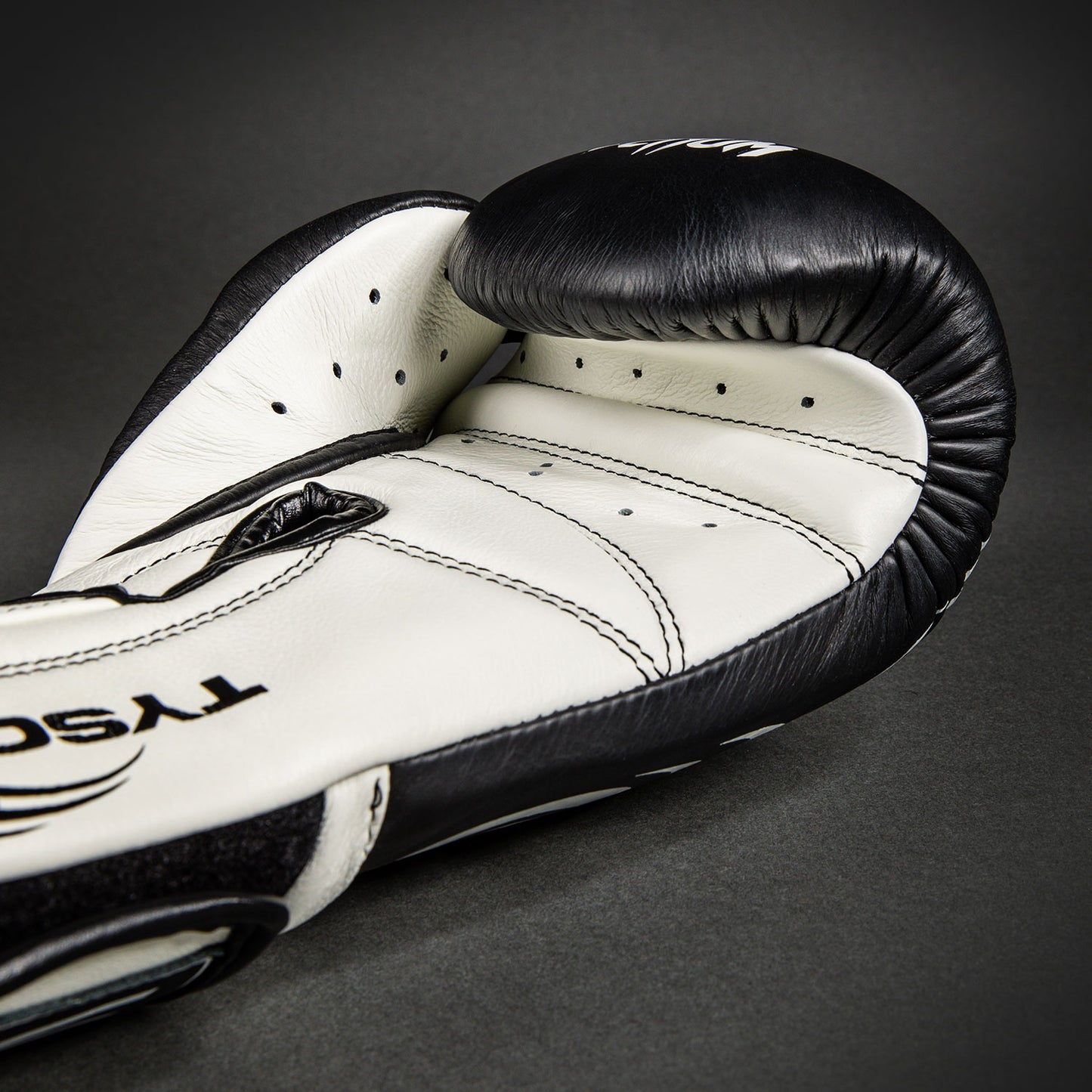 Venum Giant 2.0 Mike Tyson Pro Boxhandschuhe - Tiefschwarz/Optisch Weiß
