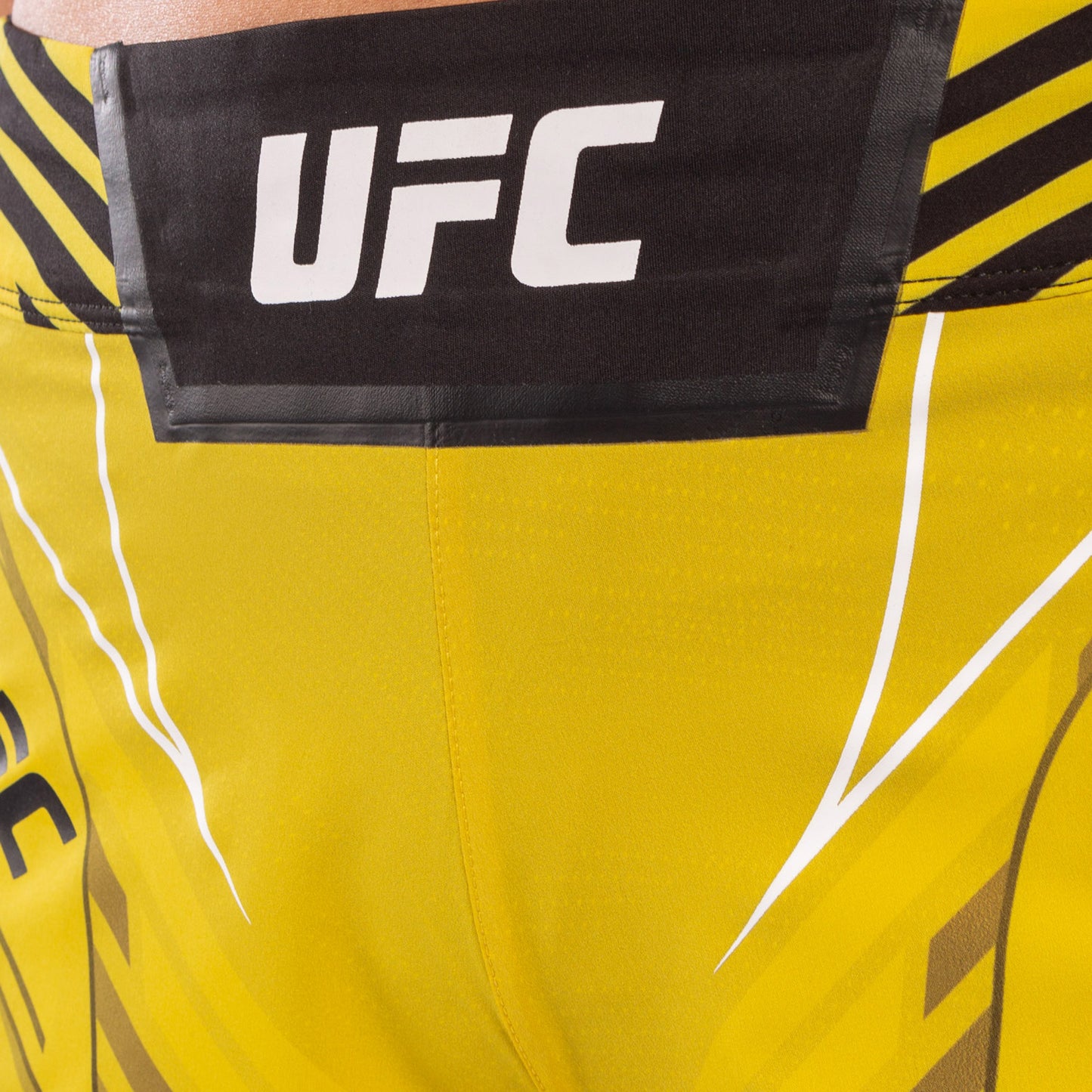 UFC Venum Authentic Fight Night Damen Shorts - Short Fit - Gelb