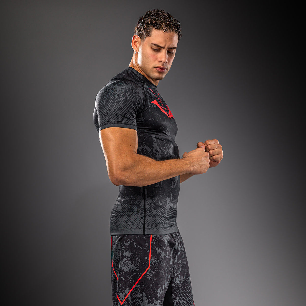 Venum x Batman Kurzarm-Rashguard - Schwarz/Grau/Rot