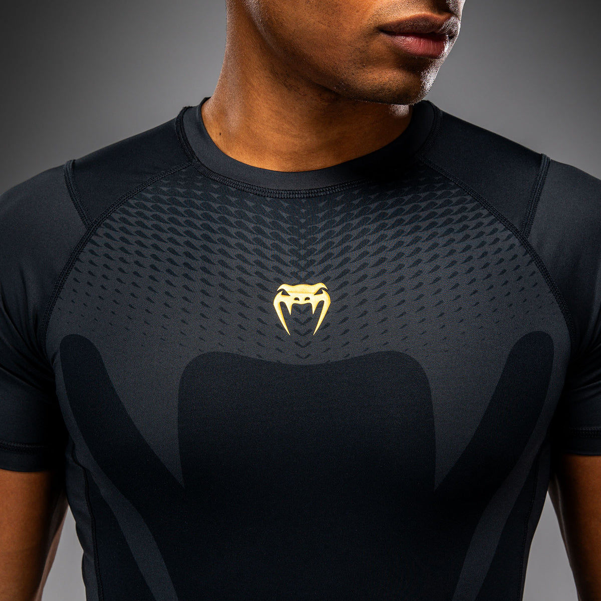 Venum Attack Kurzarm-Rashguard - Schwarz/Gold