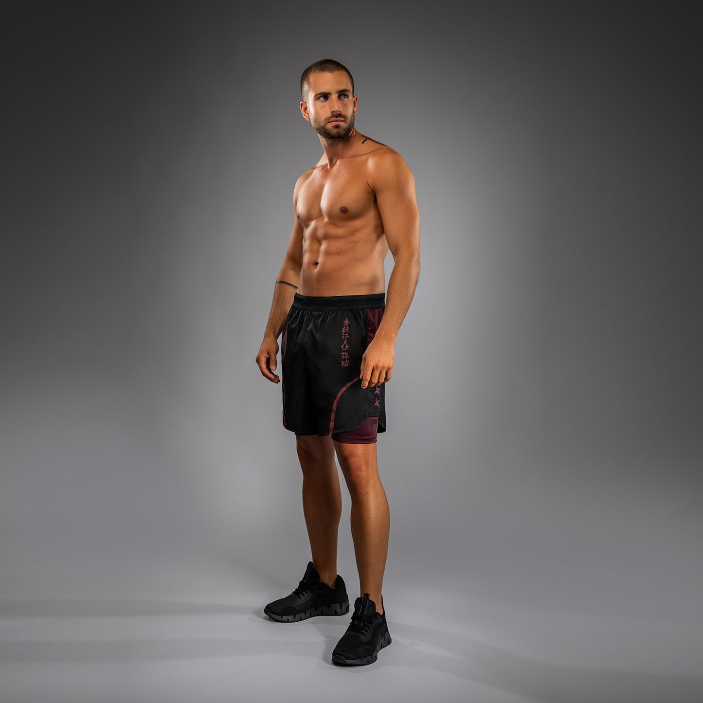 Venum x Assassin’s Creed Shadows Herren Trainingsshorts - Burgunder/Schwarz
