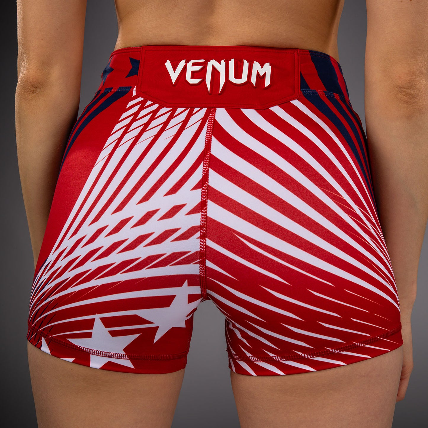 Official UFC Freedom 250 by Venum Authentic Vale Tudo Shorts im Short Fit für Damen - Rot