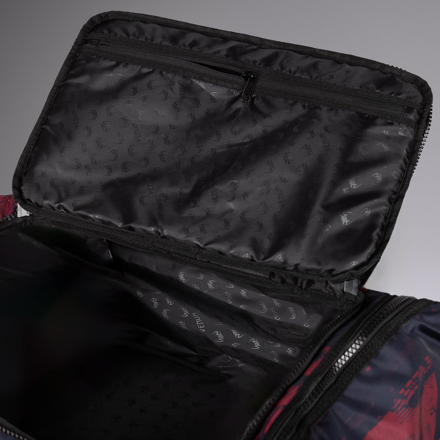 UFC Zenith by Venum Authentic Fight Week Sporttasche - Burgunder