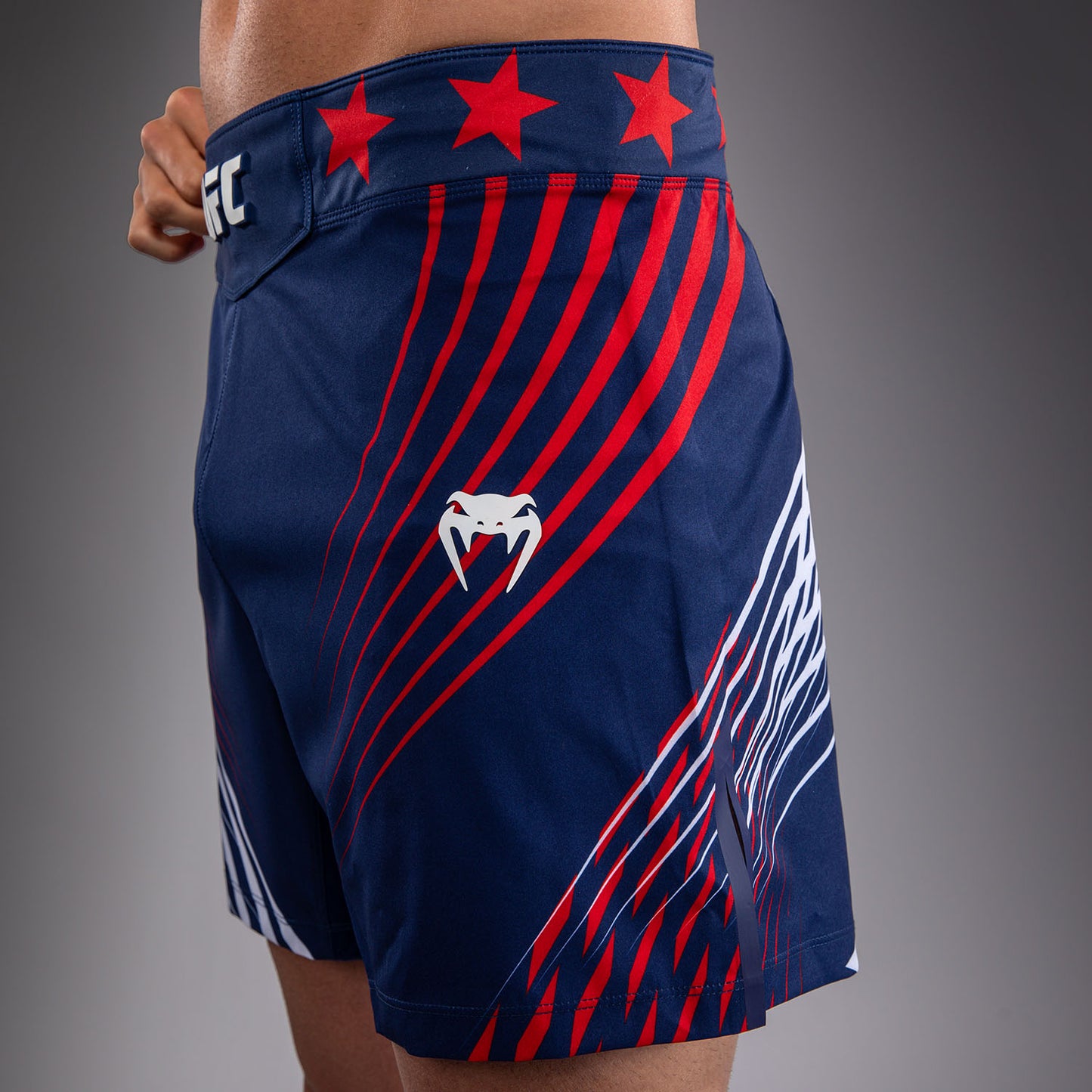 Official UFC Freedom 250 by Venum Authentic Fight Night Fight Shorts im Short Fit für Herren - Blau