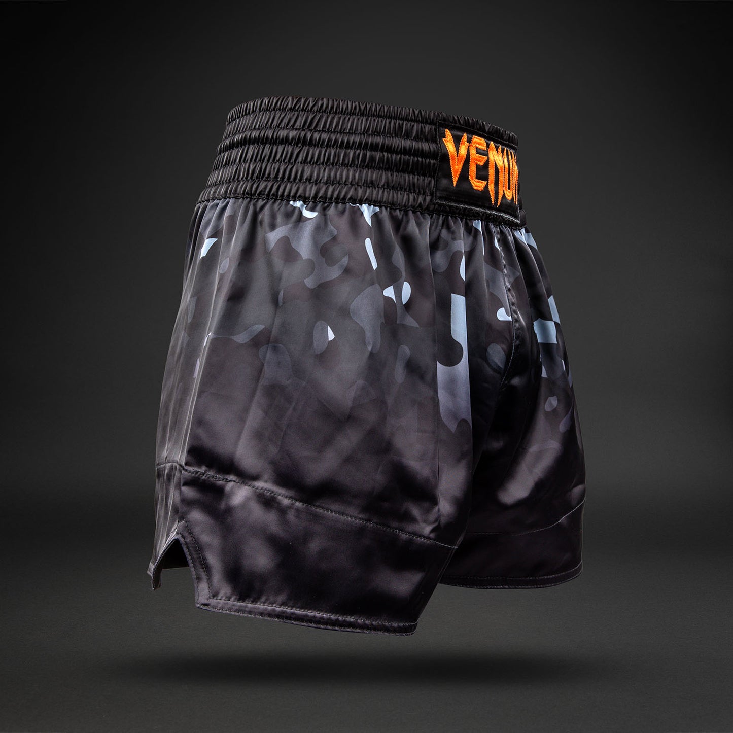 Venum Classic Muay Thai Shorts - Schwarz Camo/Orange