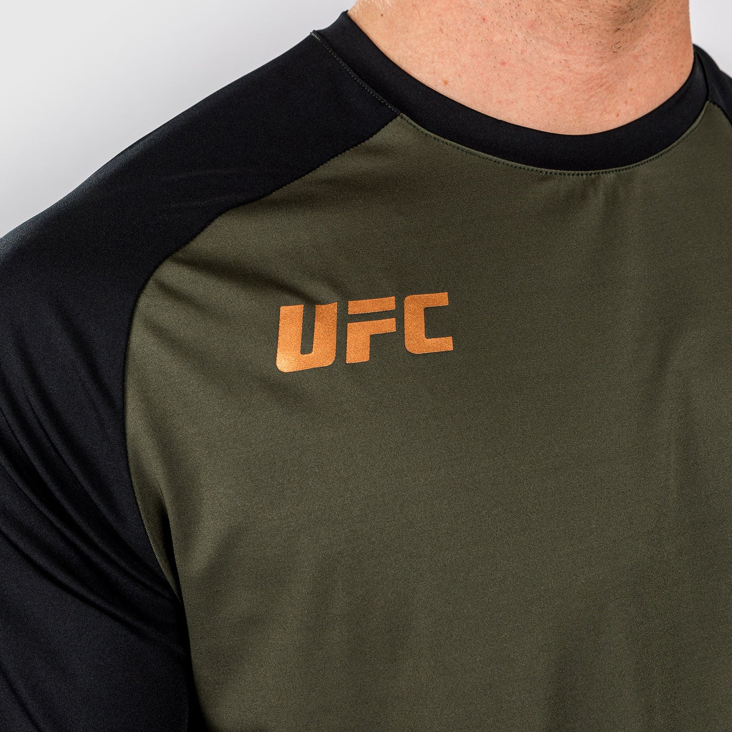 UFC Adrenaline by Venum Fight Week Dry-tech-T-Shirt für Männer - Khaki/Bronze