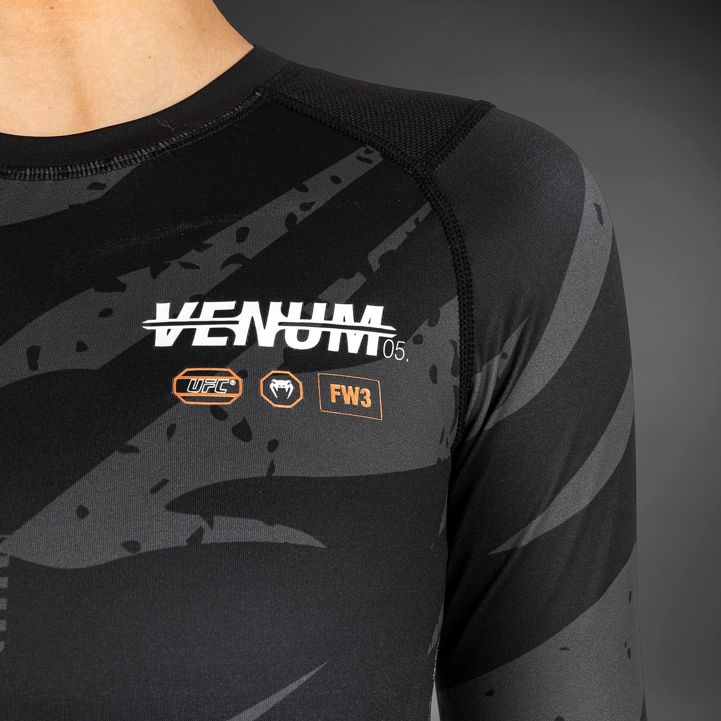 UFC Adrenaline by Venum Fight Week Frauen Performance Langarm Rashguard - Urban Camo
