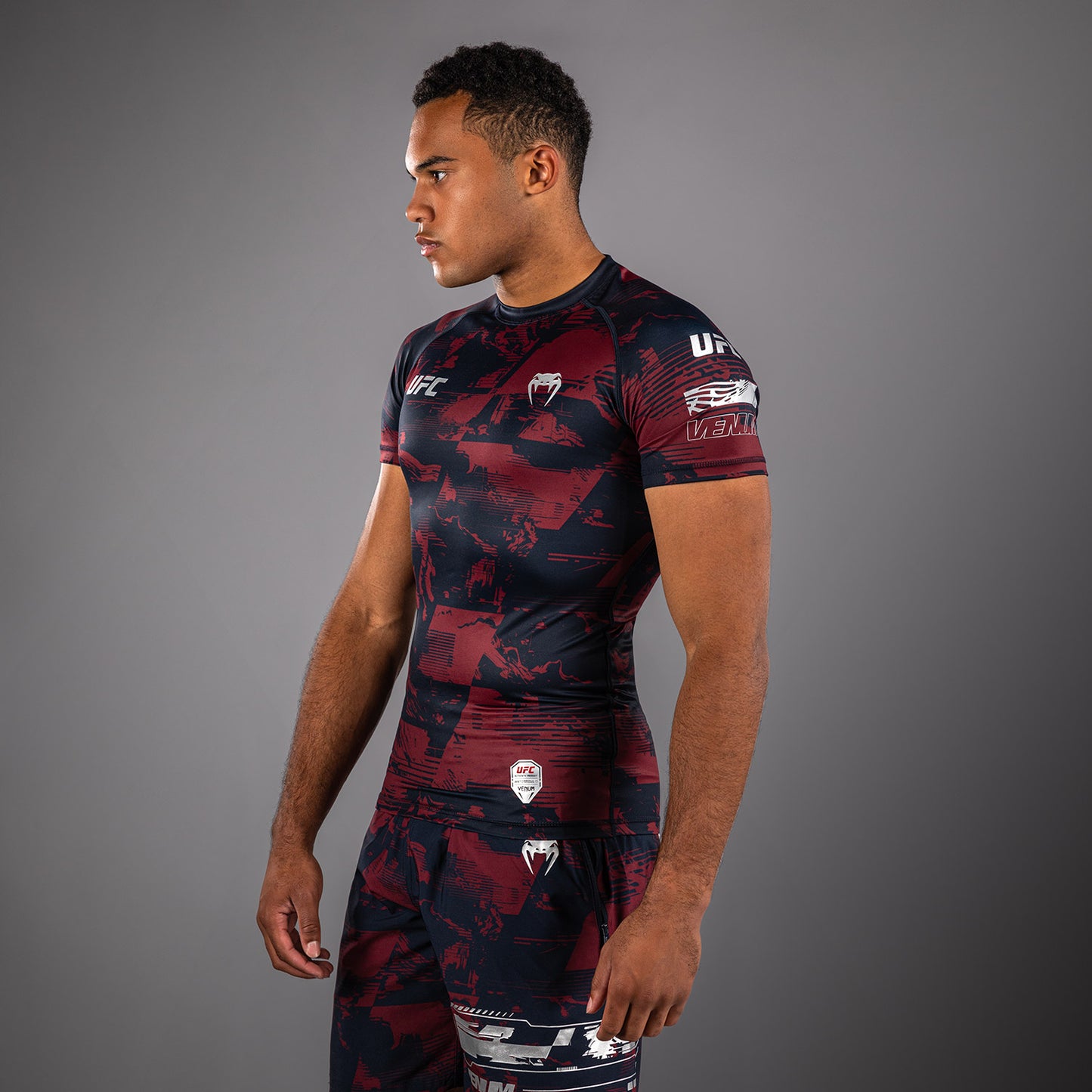 UFC Zenith by Venum Authentic Fight Week Performance Kurzarm Rashguard Herren - Marineblau/Burgunderrot/Silber