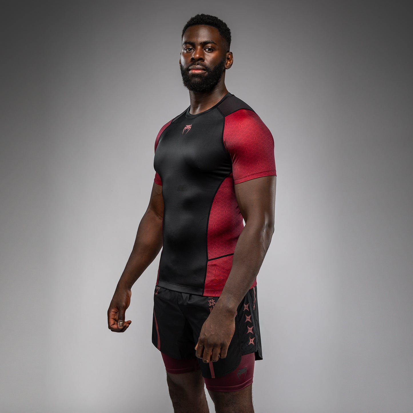 Venum x Assassin’s Creed Shadows Herren Kurzarm Rashguard - Burgunder/Schwarz