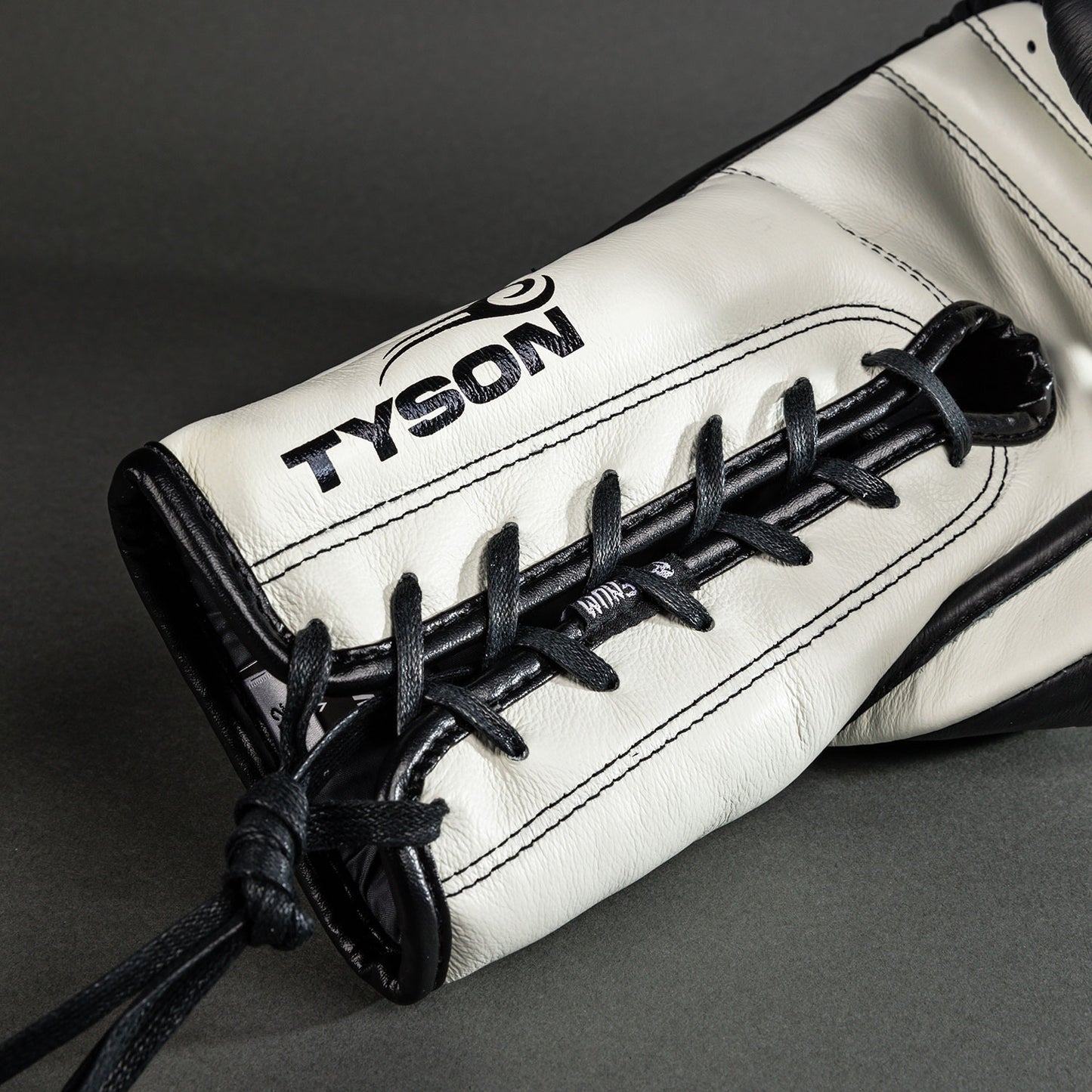 Venum Giant 2.0 Mike Tyson Pro Boxhandschuhe mit Schnürsenkeln - Tiefschwarz/Optisch Weiß