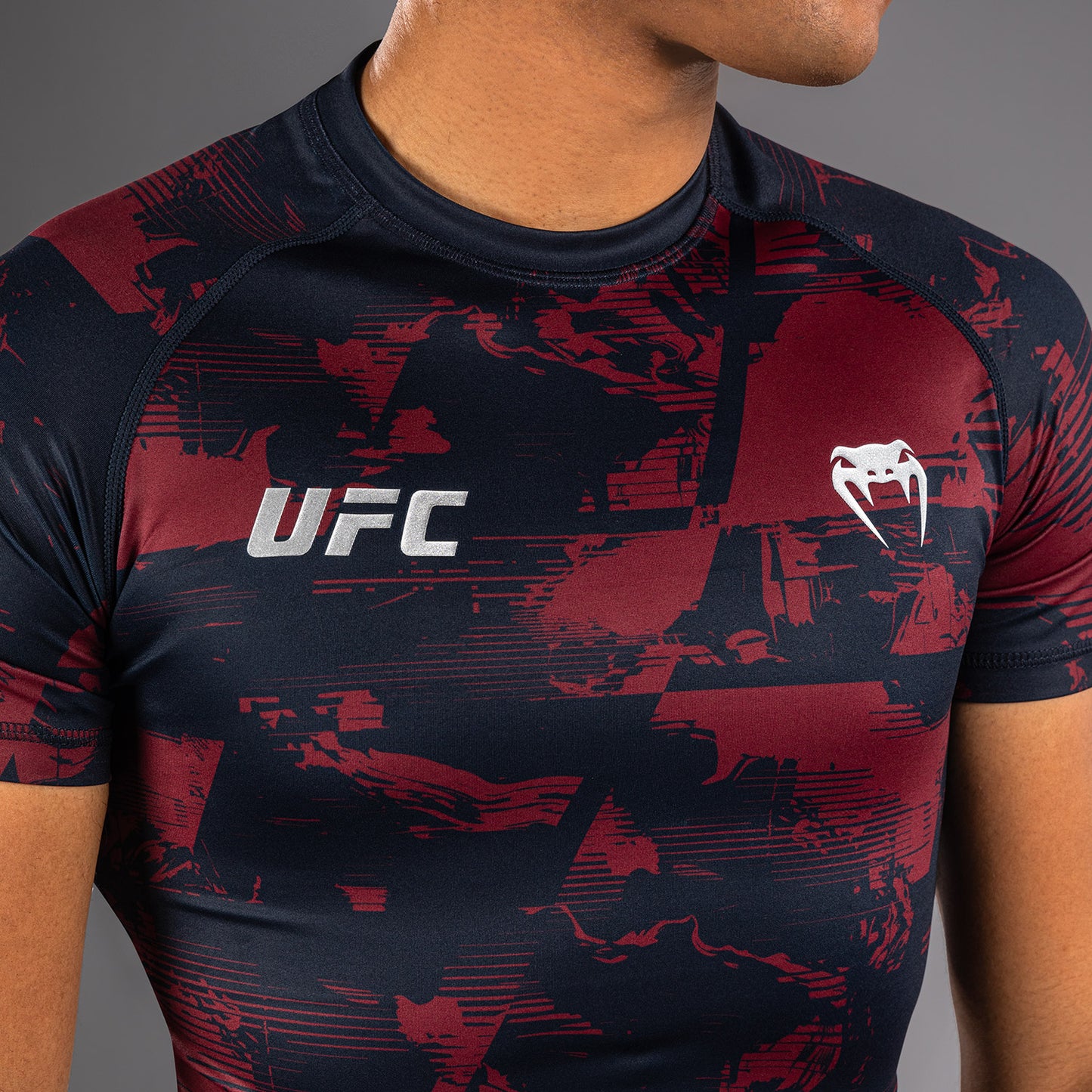 UFC Zenith by Venum Authentic Fight Week Performance Kurzarm Rashguard Herren - Marineblau/Burgunderrot/Silber