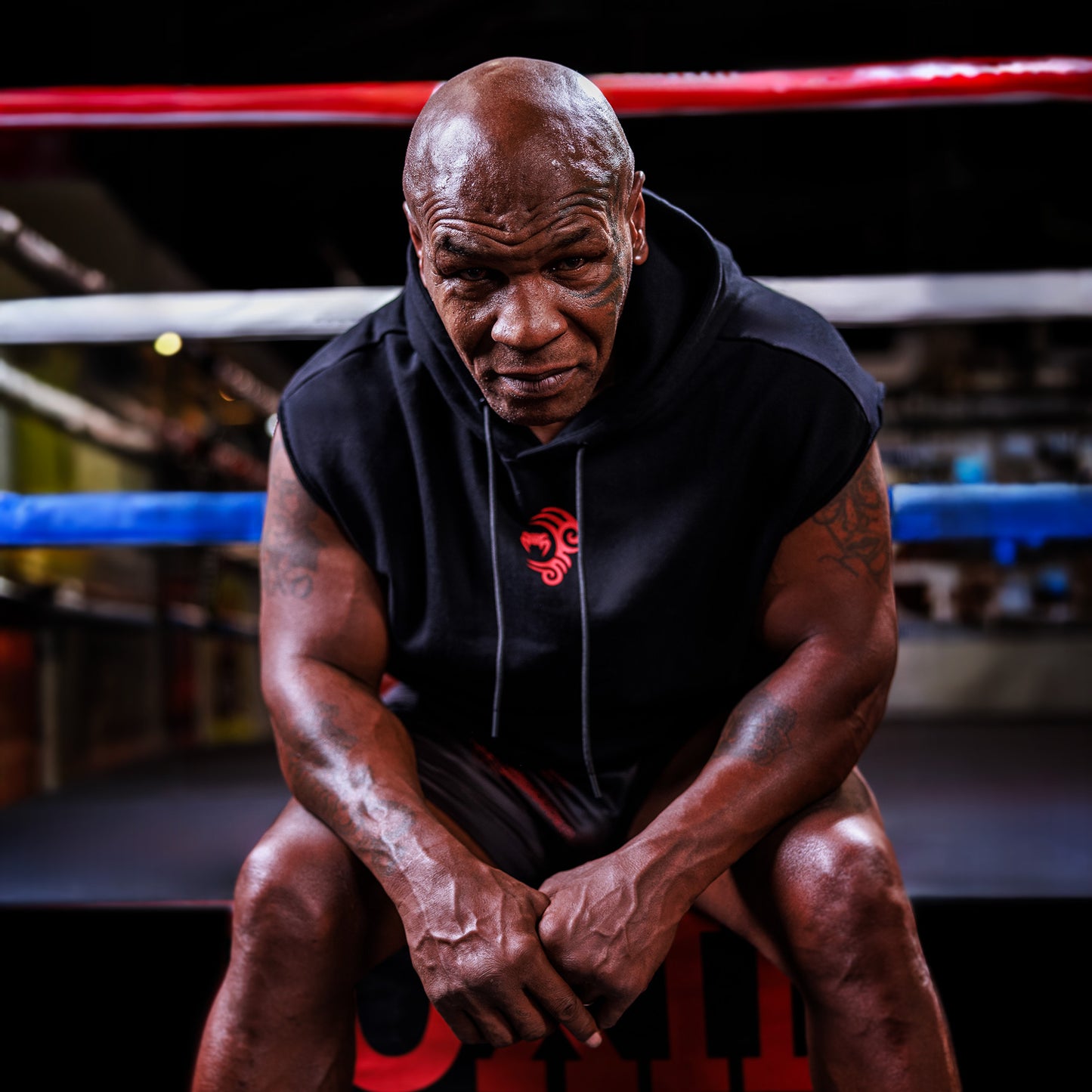 Venum x Mike Tyson Tiger Ärmelloser Hoodie - Tiefschwarz/Intensivrot