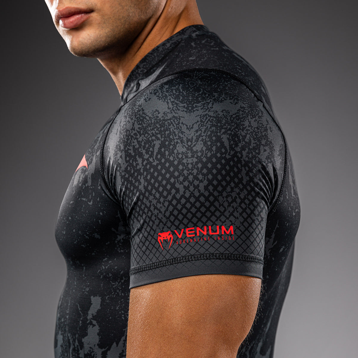 Venum x Batman Kurzarm-Rashguard - Schwarz/Grau/Rot