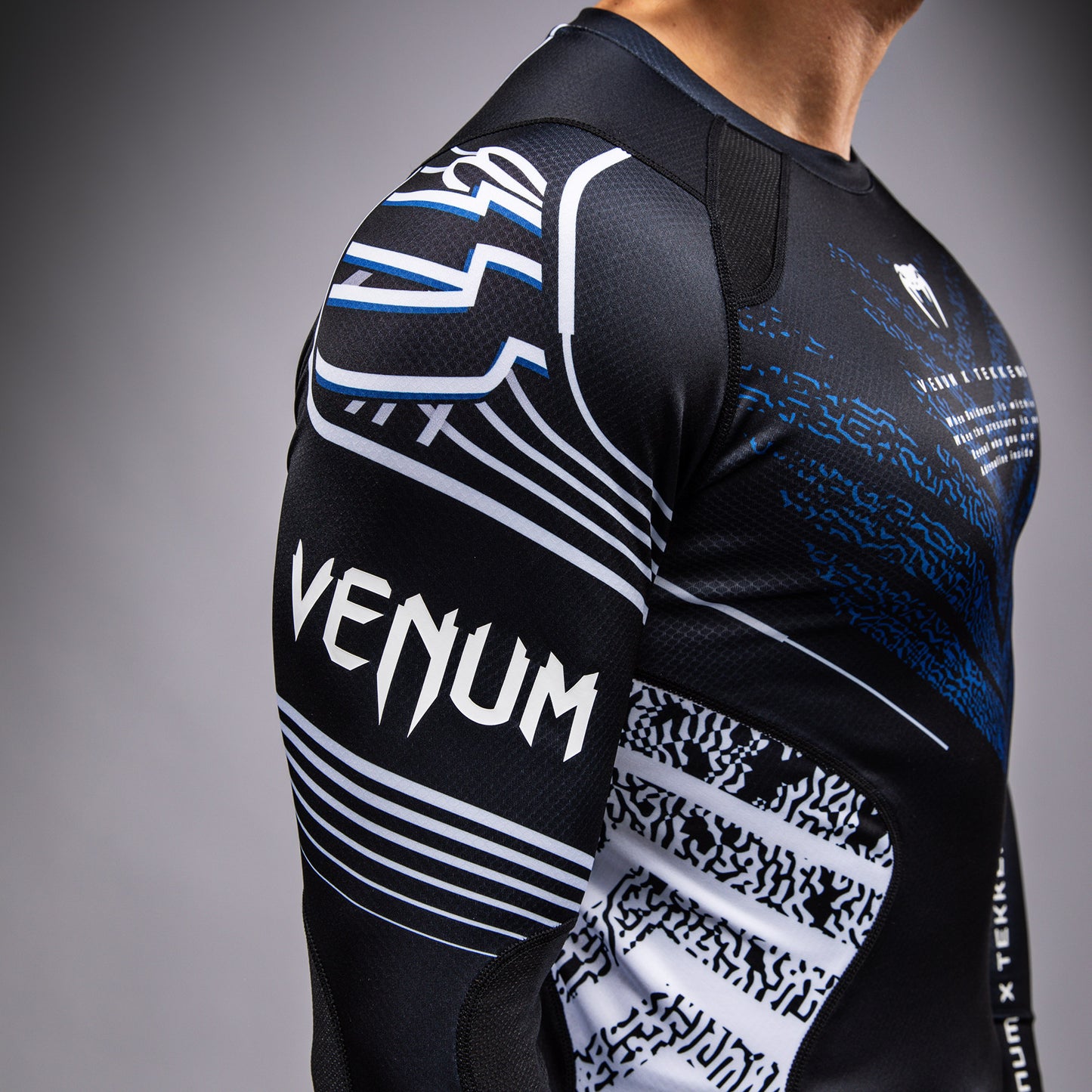 Venum x TEKKEN 8 - Jin Kazama Rashguard - Blau/Schwarz/Weiß