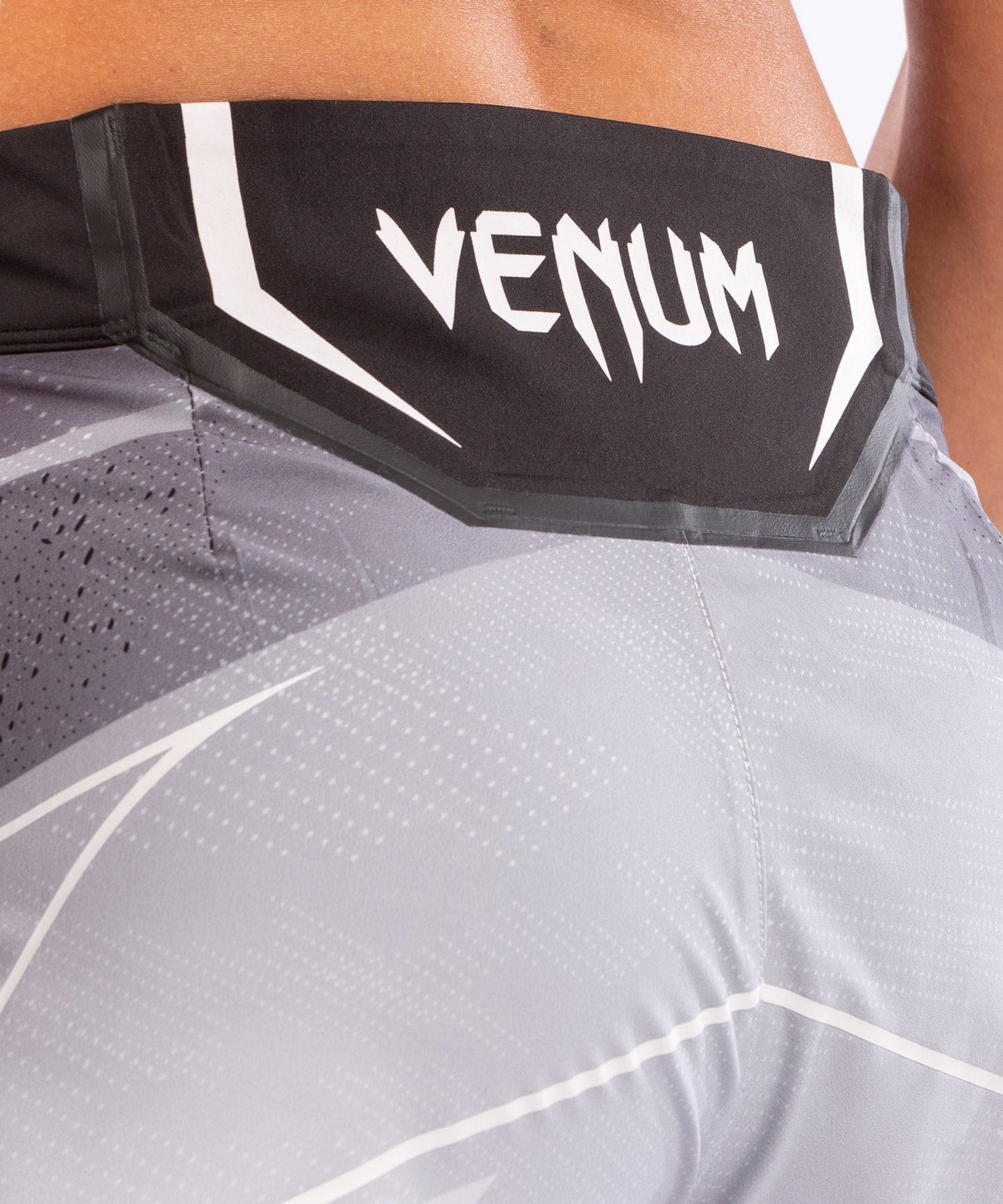 UFC Venum Authentic Fight Night Damen Shorts - Short Fit - Weiß