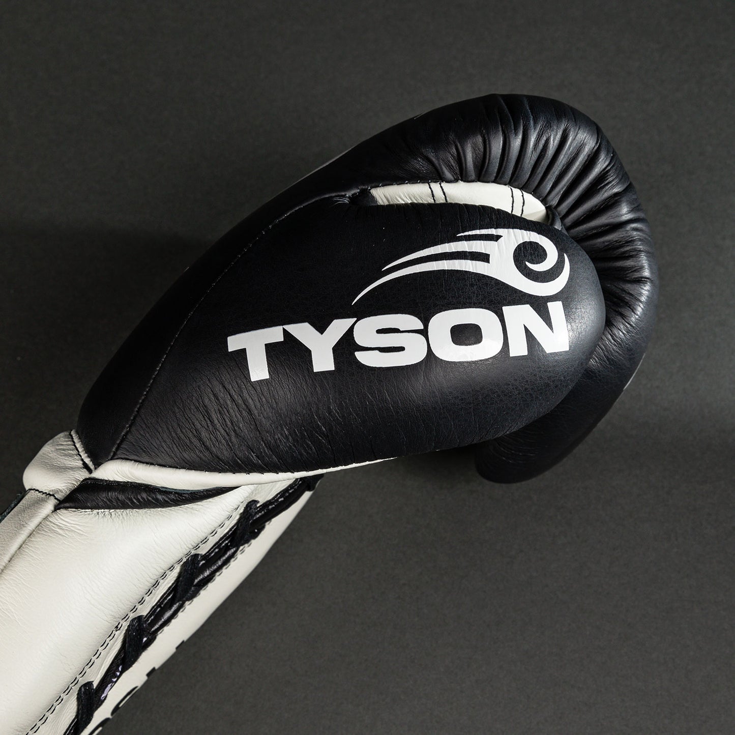 Venum Giant 2.0 Mike Tyson Pro Boxhandschuhe mit Schnürsenkeln - Tiefschwarz/Optisch Weiß