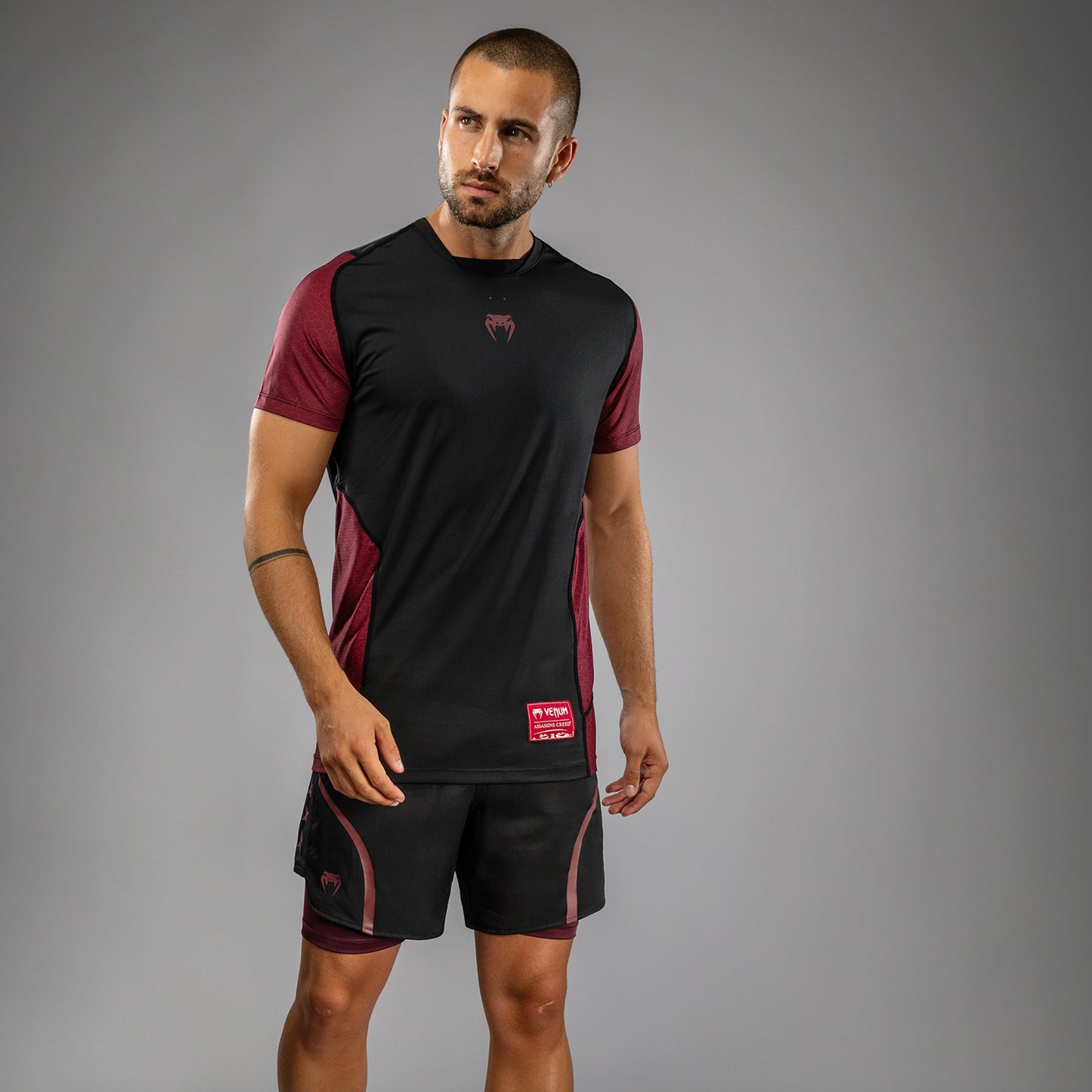 Venum x Assassin’s Creed Shadows Herren Dry-Tech T-Shirt - Burgunder/Schwarz