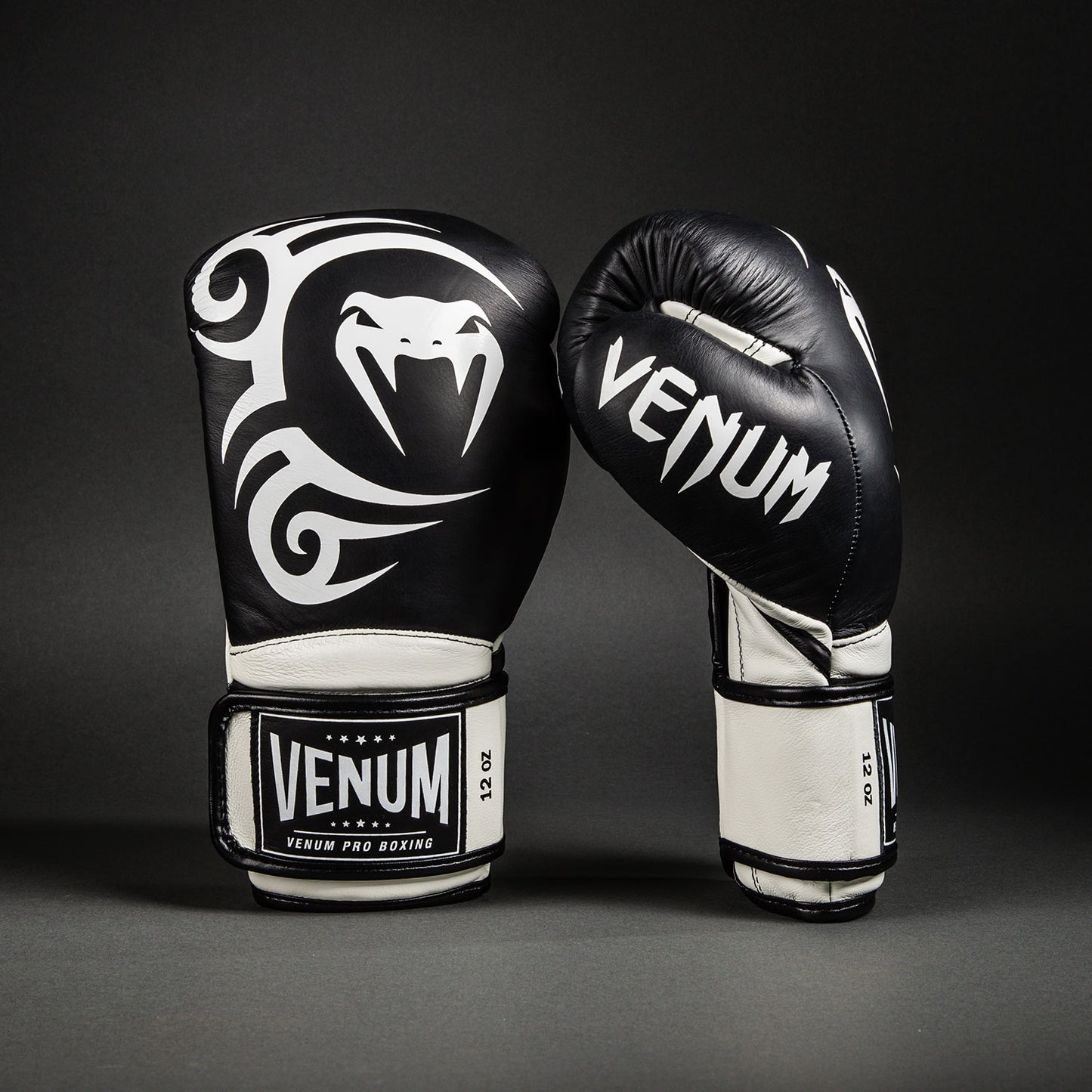 Venum Giant 2.0 Mike Tyson Pro Boxhandschuhe - Tiefschwarz/Optisch Weiß