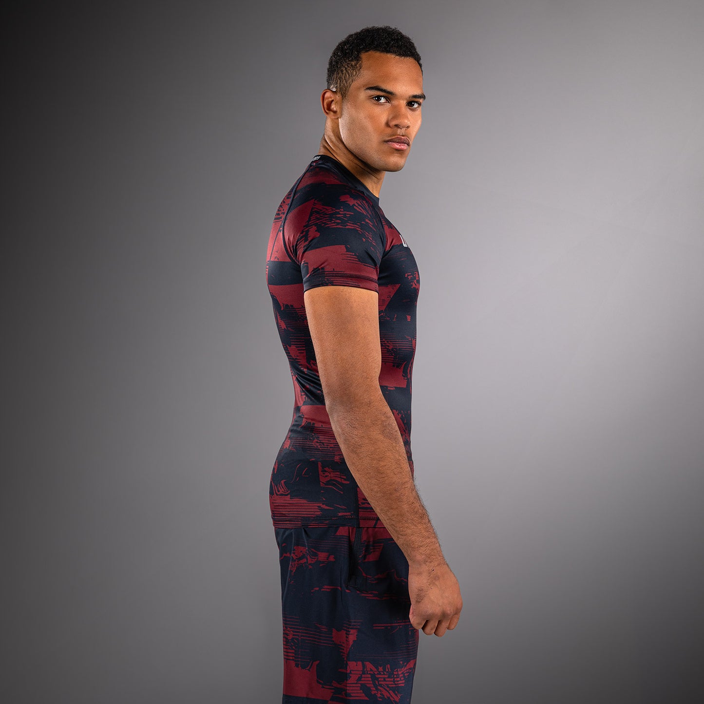 UFC Zenith by Venum Authentic Fight Week Performance Kurzarm Rashguard Herren - Marineblau/Burgunderrot/Silber