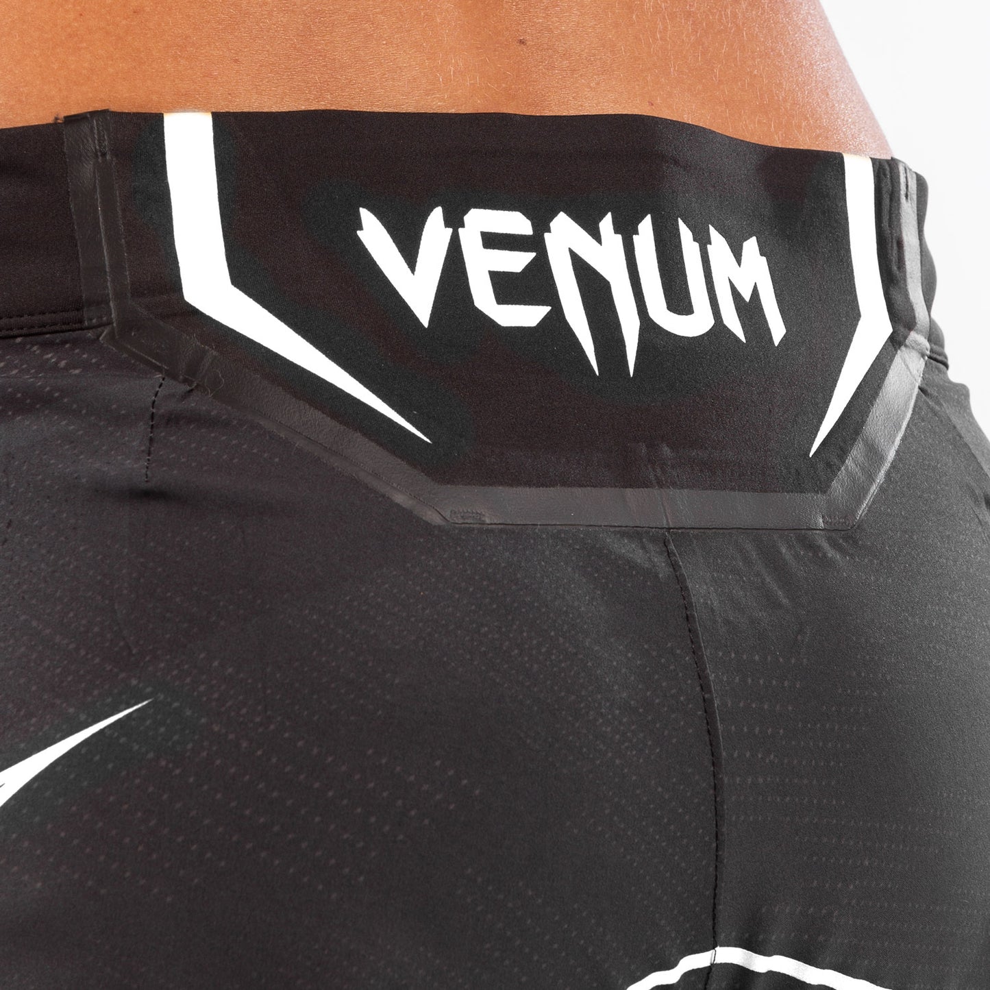UFC Venum Authentic Fight Night Damen Shorts - Long Fit - Schwarz