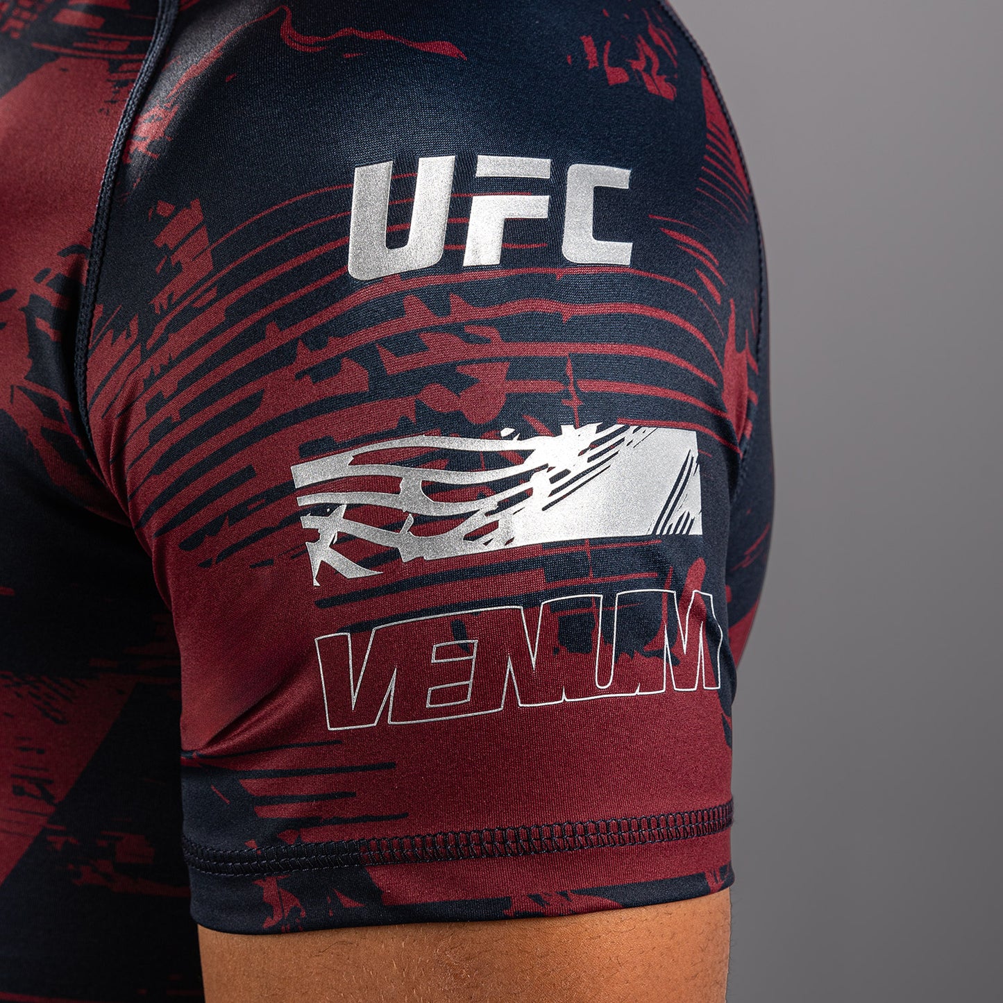 UFC Zenith by Venum Authentic Fight Week Performance Kurzarm Rashguard Herren - Marineblau/Burgunderrot/Silber