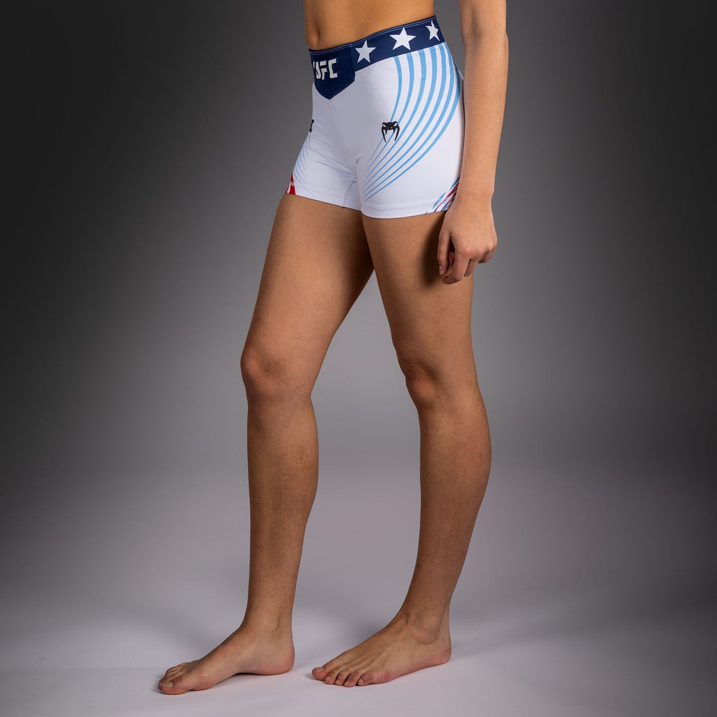 Official UFC Freedom 250 by Venum Authentic Vale Tudo Shorts im Short Fit für Damen - Weiß