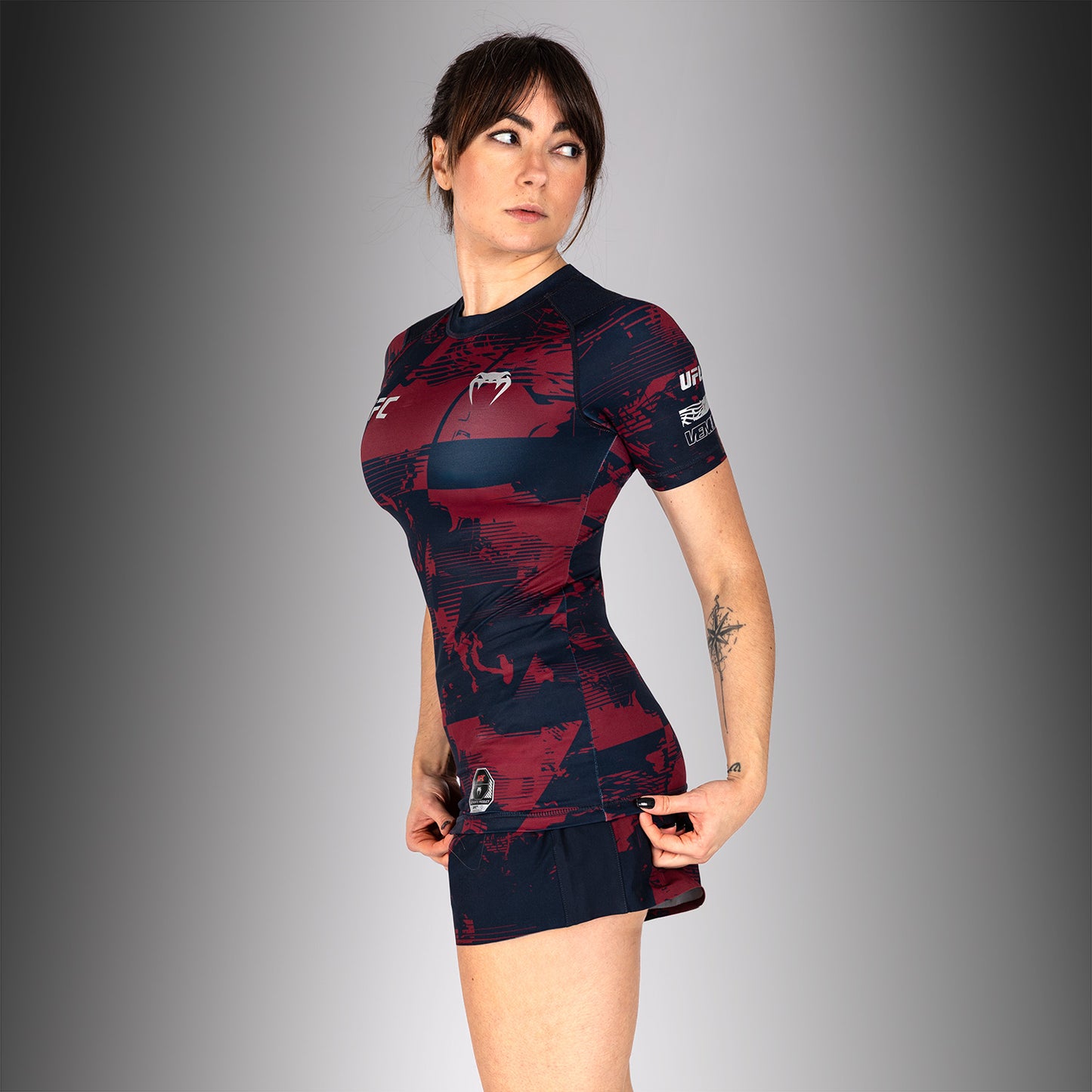UFC Zenith by Venum Authentic Fight Week Performance Kurzarm Rashguard Damen - Marineblau/Burgunderrot/Silber