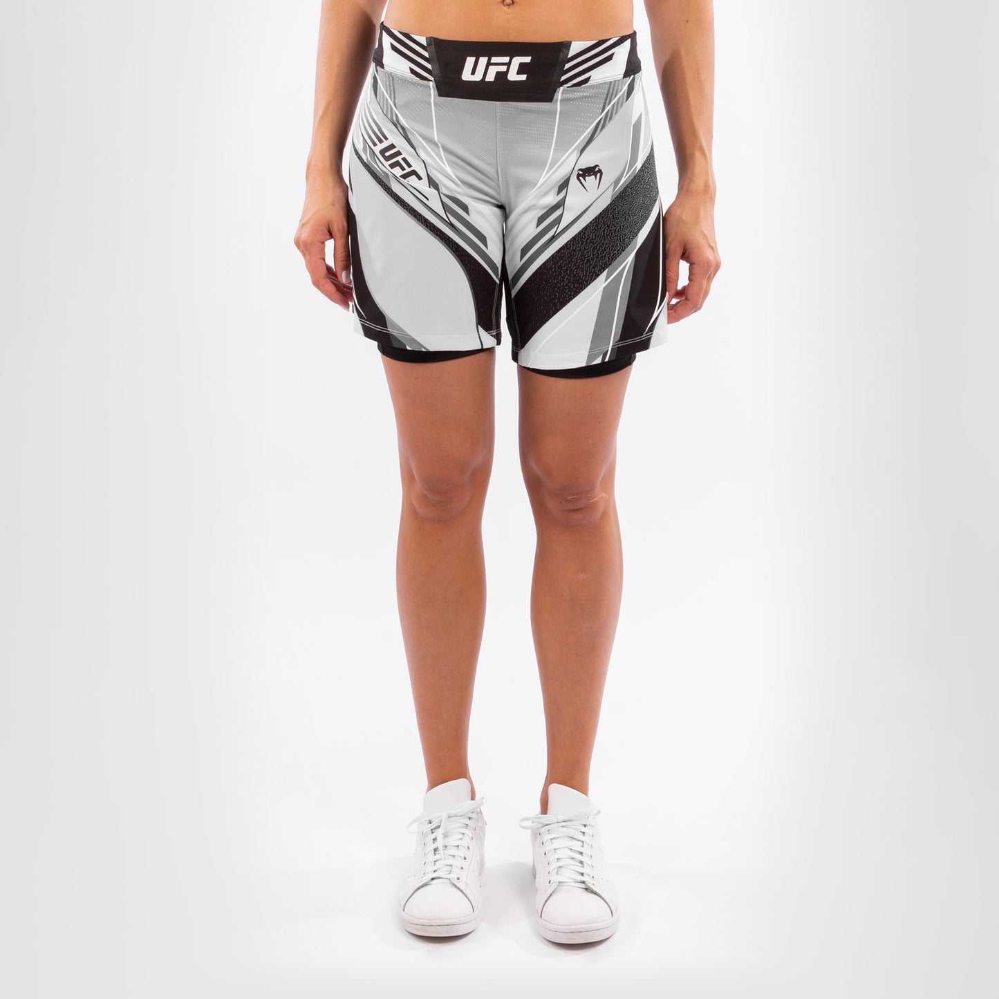 UFC Venum Authentic Fight Night Damen Shorts - Long Fit - Weiß