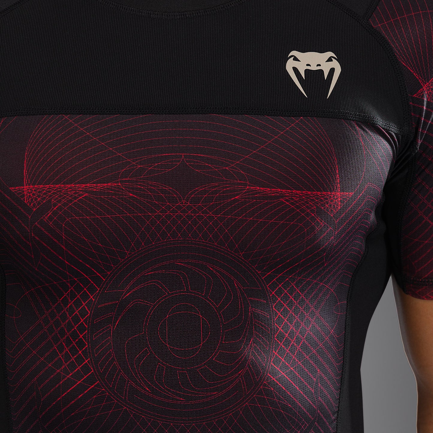Venum G-Fit Air Herren Kurzarm Rashguard - Tiefschwarz/Feuerrot