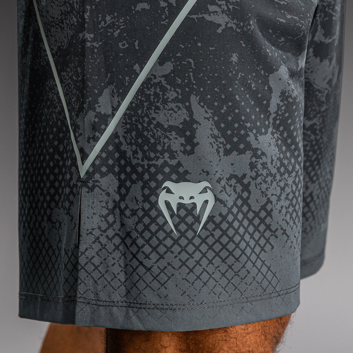 Venum x Batman Fightshorts - Grau
