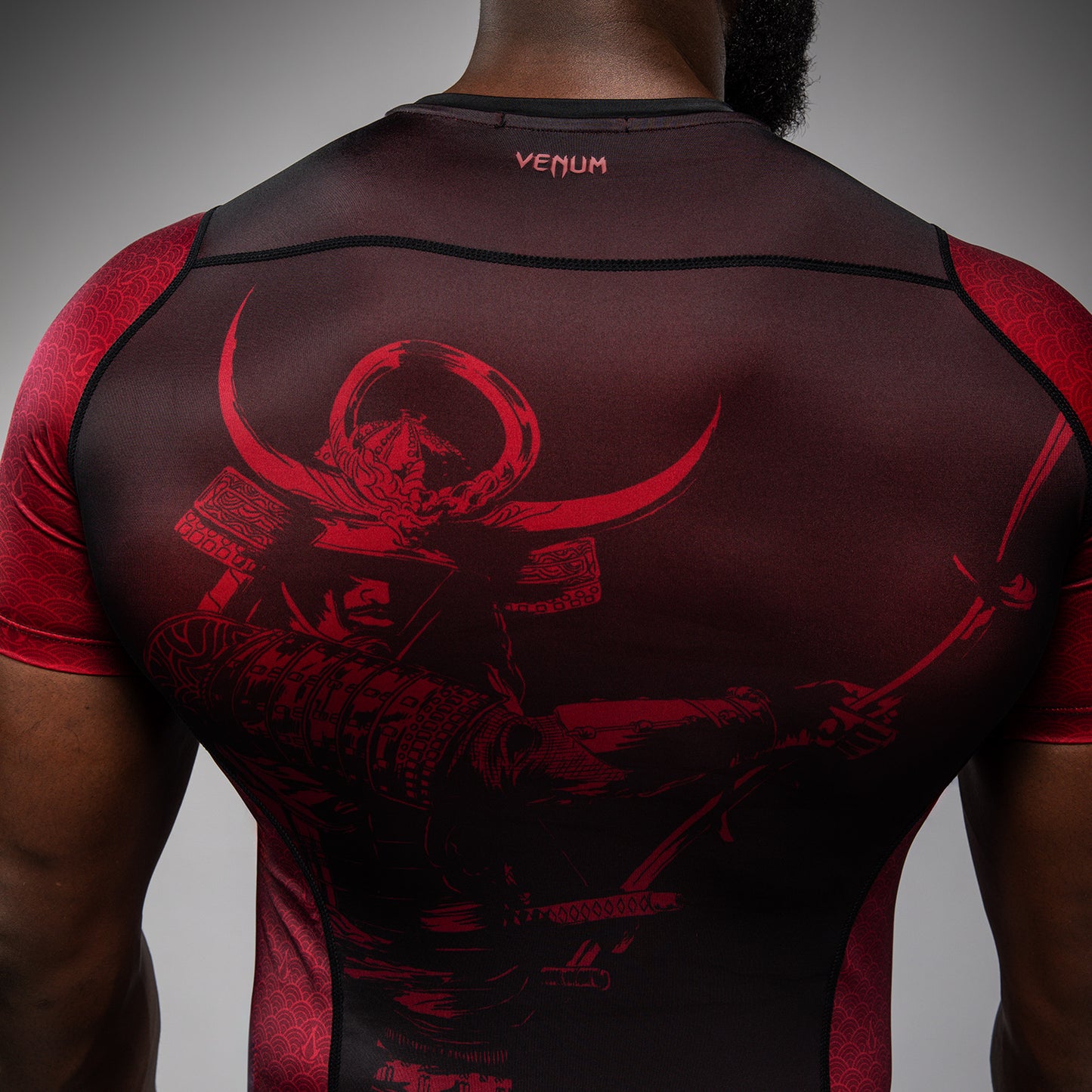 Venum x Assassin’s Creed Shadows Herren Kurzarm Rashguard - Burgunder/Schwarz