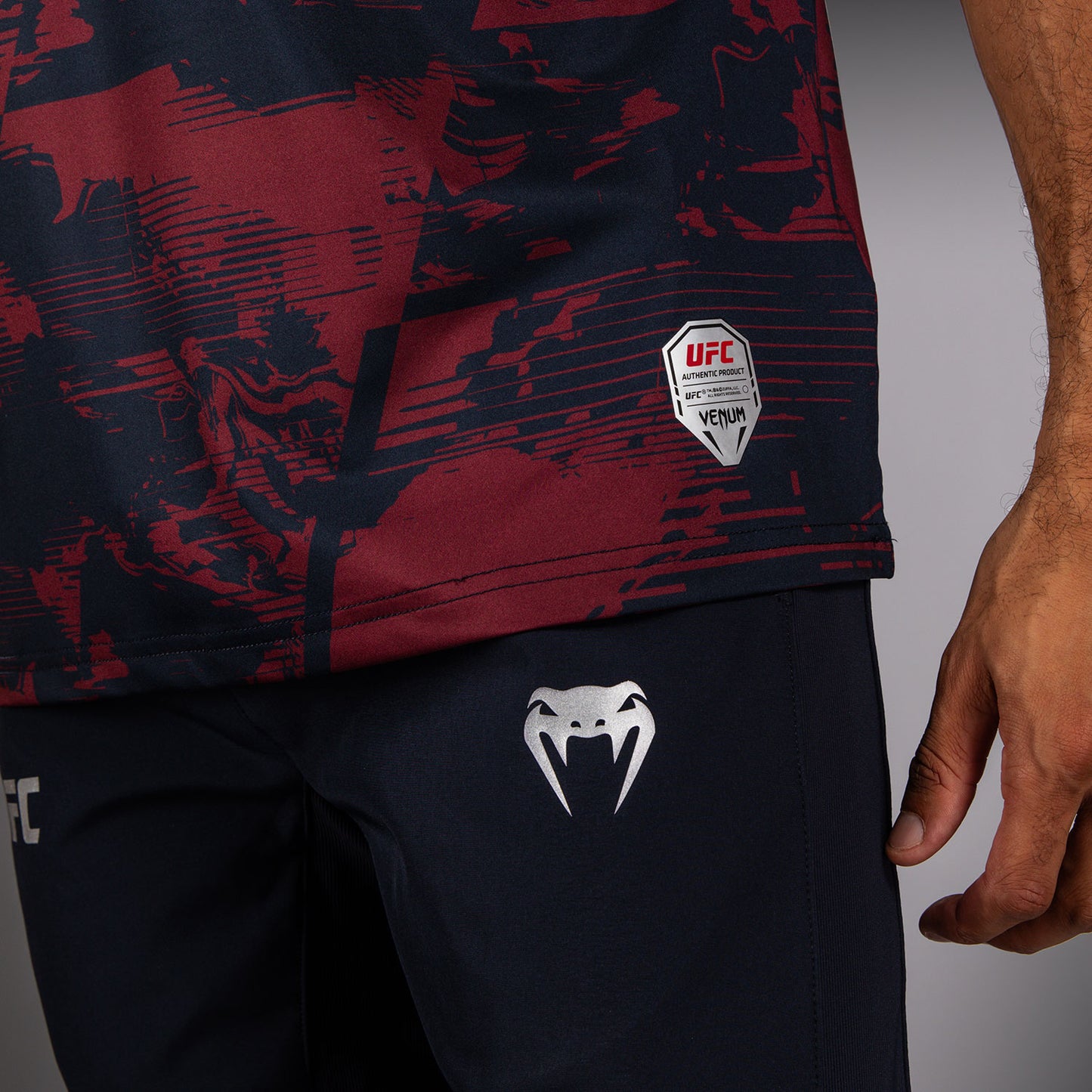 UFC Zenith by Venum Authentic Fight Week Performance Kurzarm T-Shirt Herren - Marineblau/Burgunderrot/Silber