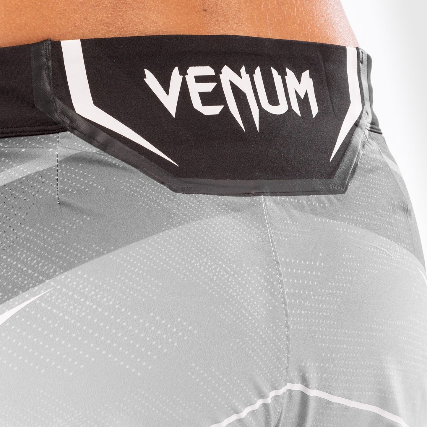 UFC Venum Authentic Fight Night Damen Shorts - Long Fit - Weiß