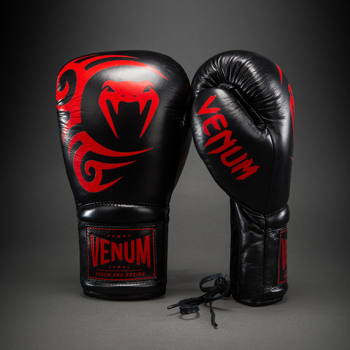 Venum Giant 2.0 Mike Tyson Pro Boxhandschuhe mit Schnürsenkeln – Schwarz/Rot - Inklusive Tasche