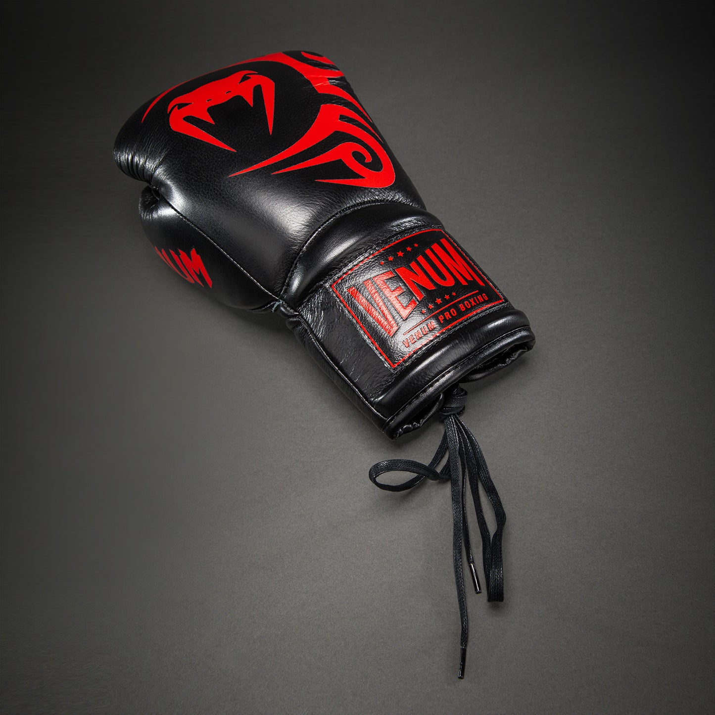 Venum Giant 2.0 Mike Tyson Pro Boxhandschuhe mit Schnürsenkeln – Schwarz/Rot - Inklusive Tasche