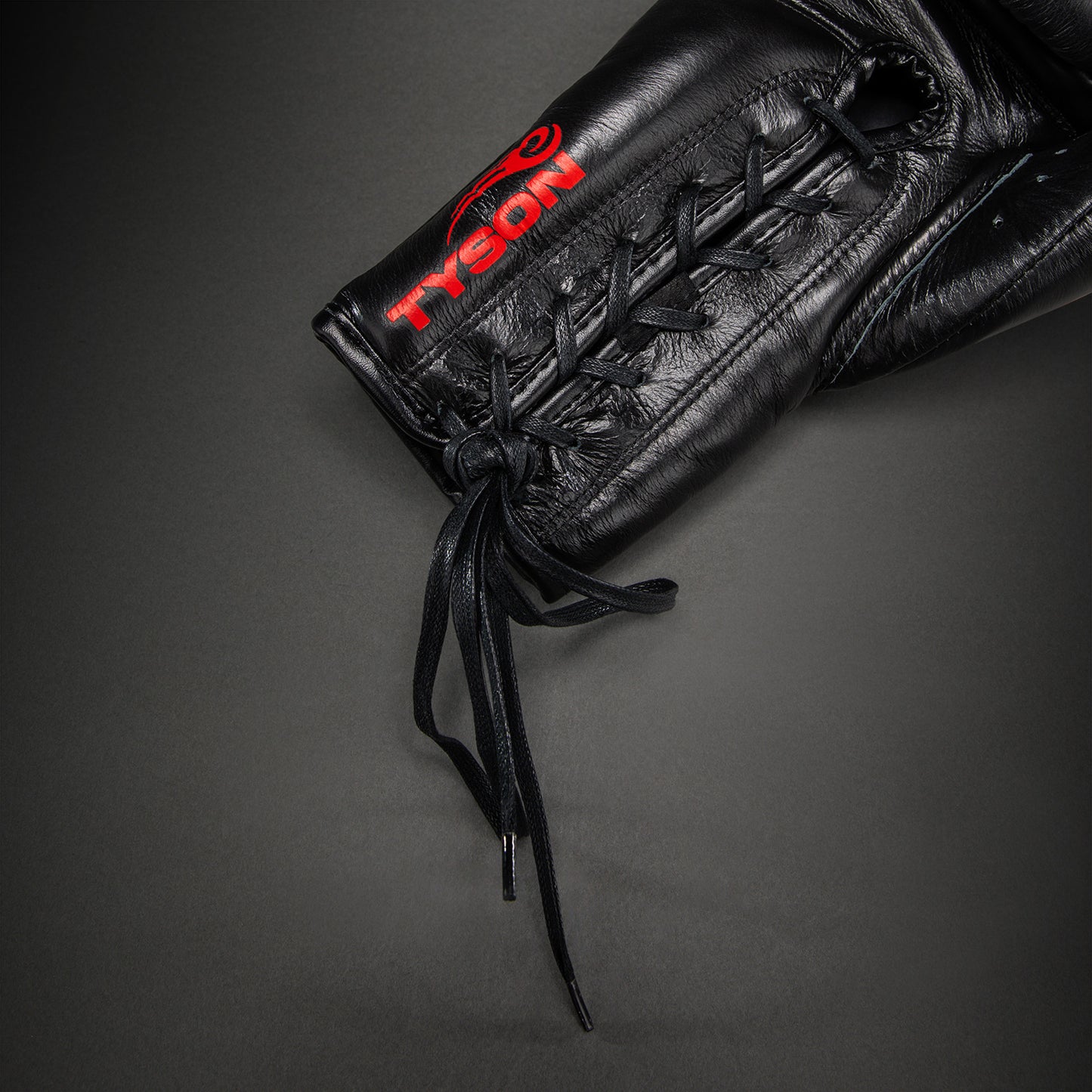 Venum Giant 2.0 Mike Tyson Pro Boxhandschuhe mit Schnürsenkeln – Schwarz/Rot - Inklusive Tasche