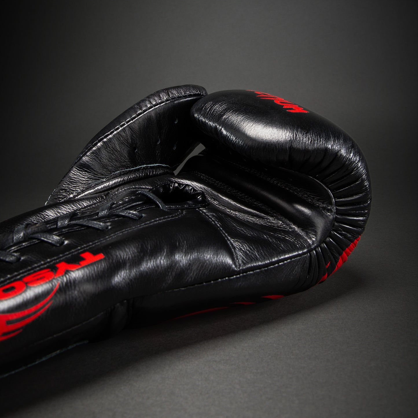 Venum Giant 2.0 Mike Tyson Pro Boxhandschuhe mit Schnürsenkeln – Schwarz/Rot - Inklusive Tasche
