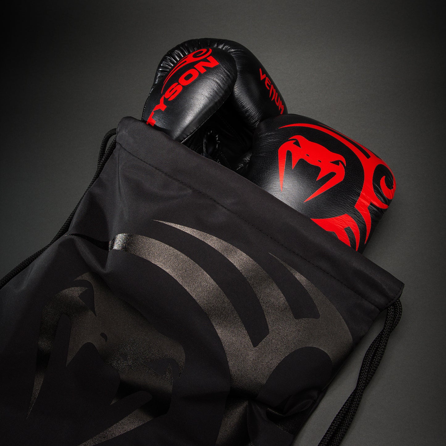 Venum Giant 2.0 Mike Tyson Pro Boxhandschuhe mit Schnürsenkeln – Schwarz/Rot - Inklusive Tasche