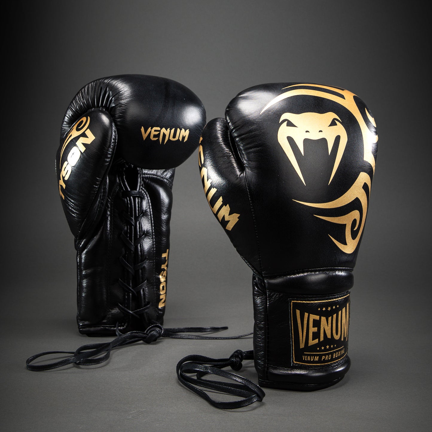 Venum Giant 2.0 Mike Tyson Pro Boxhandschuhe mit Schnürsenkeln – Schwarz/Gold - Inklusive Tasche