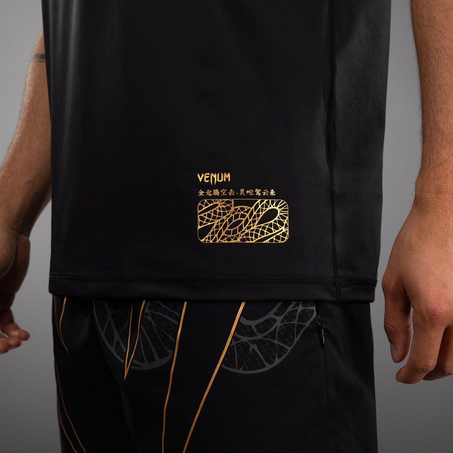 Venum Serpenti Dry Tech T-Shirt – Schwarz/Silber/Gold