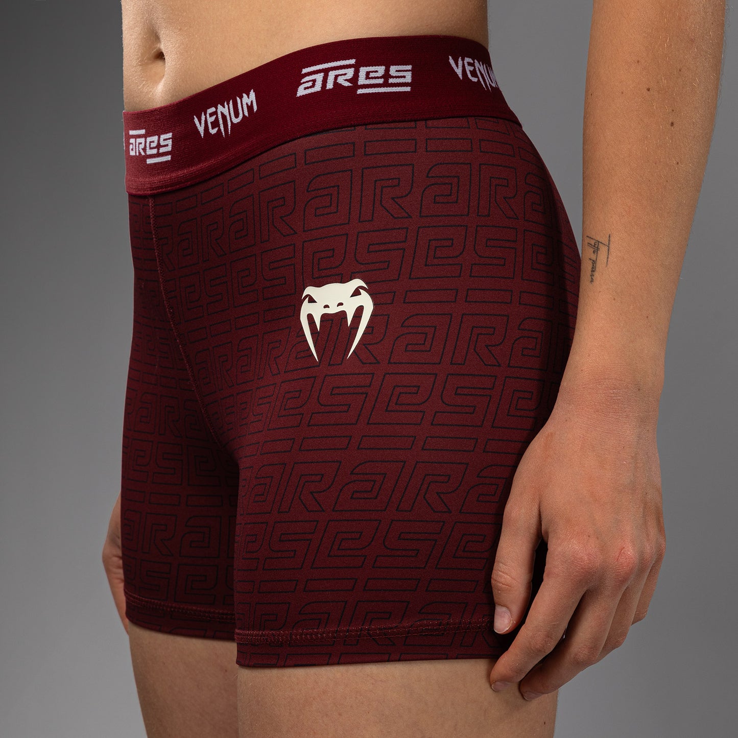 Venum x Ares Damen Vale Tudo Shorts - Burgunder