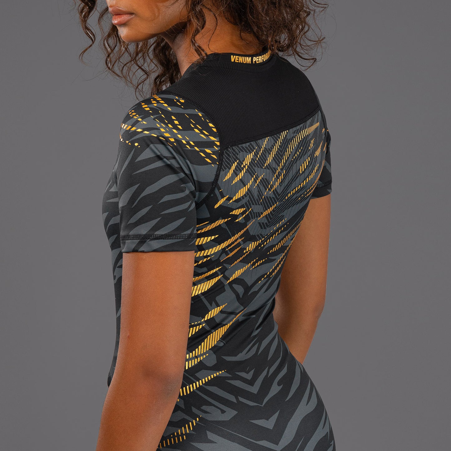 UFC Fusion by Venum Authentic Fight Night Damen Performance Kurzarm Rashguard - Champion
