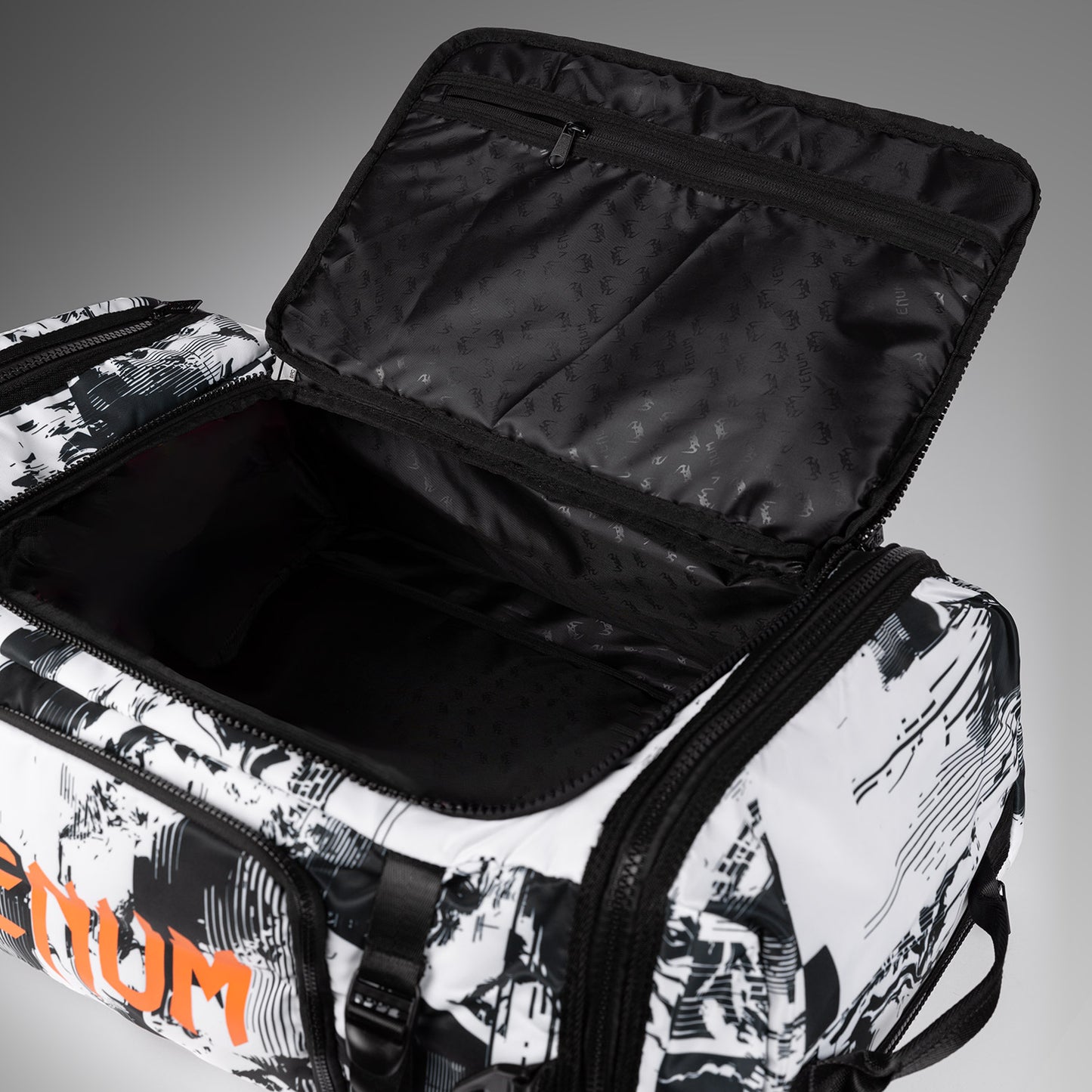 UFC Zenith by Venum Authentic Fight Week Sporttasche - Weiß